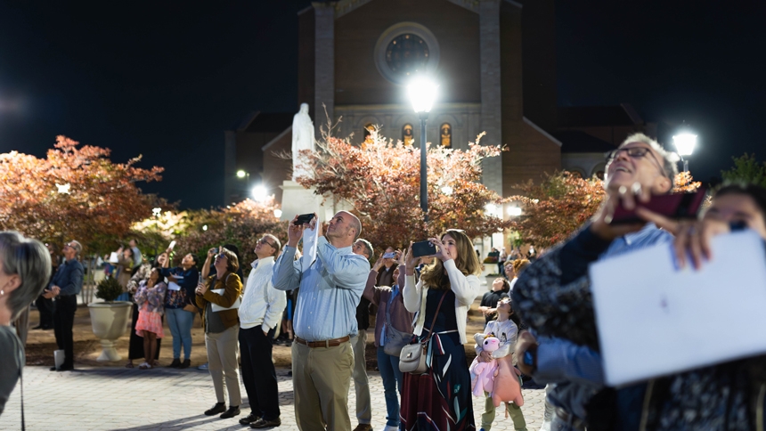 Light show, sacred music delight concertgoers