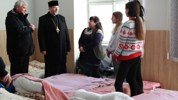 Cardinal Konrad Krajewski, the papal almoner, and Archbishop Sviatoslav Shevchuk of Kyiv-Halych, head of the Eastern-rite Ukrainian Catholic Church, visit with Ukrainian refugees in Lviv, Ukraine, March 10, 2022. (CNS photo/courtesy Ukrainian Catholic Church)